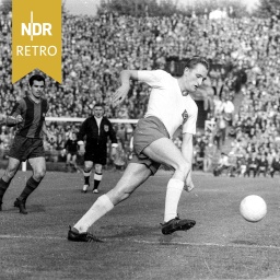 Europapokal der Landesmeister, Halbfinal-Rückspiel im Volksparkstadion, 26.04.1961. Hamburger SV - FC Barcelon 2:1). Peter Wulf (HSV) am Ball.