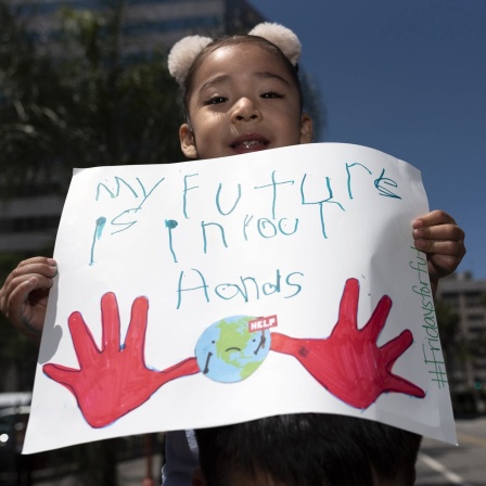 Klimademo in LA: Ein kleines Kind hält ein Plakat mit der Aufschrift &#039;My Future is in Your Hands&#039;
