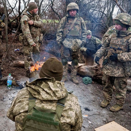 Ukrainische Soldaten der 24. Mechanisierten Brigade ruhen sich nach einem Training unweit der Frontlinie in der Region Donezk aus.