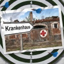 Eine Bildmontage zeigt ein baufälliges Gebäude mit einem roten Kreuz an der Tür. Ein Wegweiser zeigt, dass es sich um ein Krankenhaus handelt