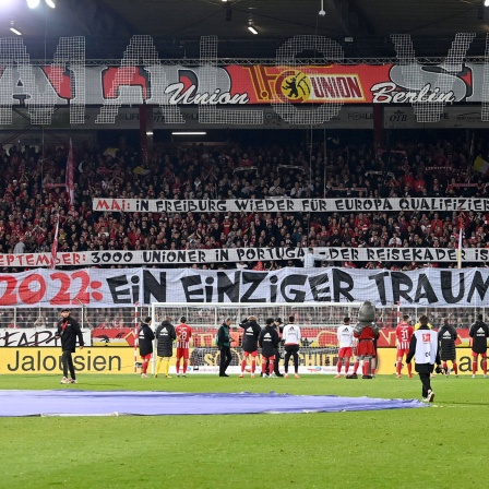 Union nach Abpfiff, die Fans danken der Mannschaft mit Transparenten für das Geleistete im Jahr 2022