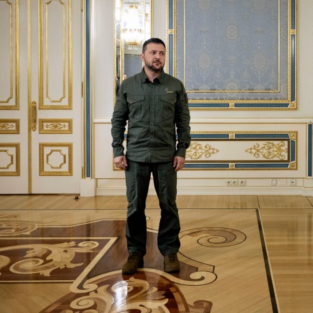 Der Präsident der Ukraine, Wolodymyr Selenskyj steht im Präsidentenpalast in Kiew (Ukraine).