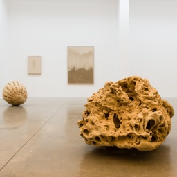 Beitragbild WDR3 Kulturfeature "Auf Sand gebaut" zeigt eine Sandskulptur der Künstlerin Jeewi Lee