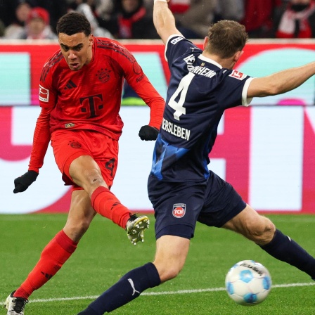 Bayerns Jamal Musiala schießt das 2:1 gegen den 1. FC Heidenheim