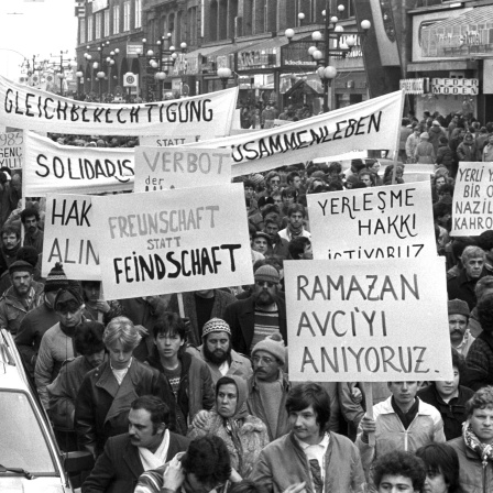 Blick auf den Demonstrationszug. Rund 10.000 Menschen nahmen am Samstag (11.01.1986) an einer Demonstration für den im Dezember von Hamburger Skinheads ermordeten Türken Ramazan Avci (26) teil. 