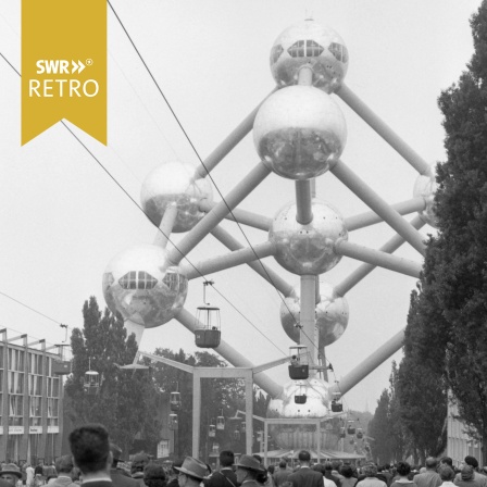 Atomium in Brüssel 1958, davor Menschen die darauf zulaufen