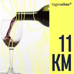 Rotwein wird in ein Glas gegossen, vor weißem Hintergrund. 