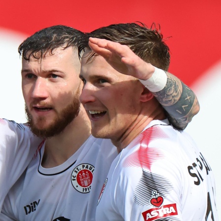 Spieler des FC St. Paui feiern ihr Tor in Nürnberg.