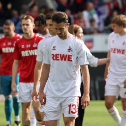 Frustrierte Spieler des 1. FC Köln verlassen den Platz in Heidenheim