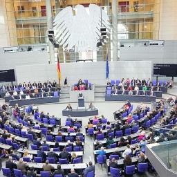 Bundeskanzler Olaf Scholz (SPD) gibt im Plenum des Bundestags eine Regierungserklärung ab. 