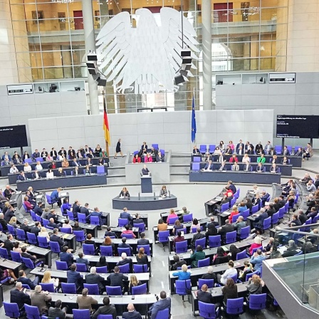 Bundeskanzler Olaf Scholz (SPD) gibt im Plenum des Bundestags eine Regierungserklärung ab. 