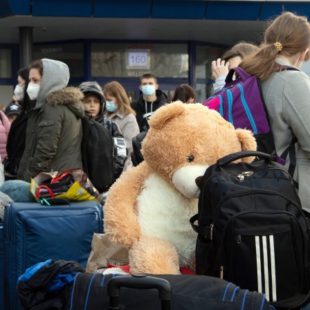 Kriegsflüchtlinge aus der Ukraine stehen vor einem Hostel in Lichtenberg.
