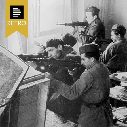 Eine Gruppe ungarischer Aufständischer hat sich mit seinen Schusswaffen in einer Wohnung in Budapest verschanzt und leistet bis zuletzt Widerstand. Aufnahme von 1956.