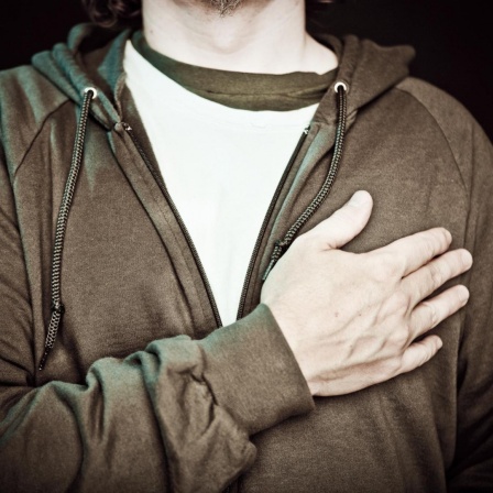 Ein Mann legt seine Hand auf das Herz für einen Schwur. (Symbolbild)