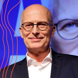 Hamburgs Erster Bürgermeister Peter Tschentscher spricht bei der Wahlparty der Hamburger SPD in der Markthalle.
