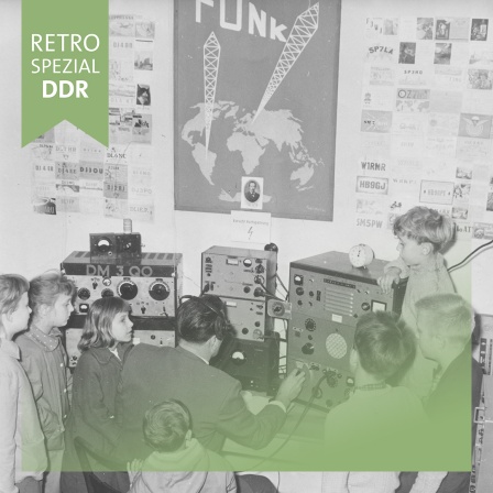 Das Cover zeigt Kinder. Sie stehen um eine Person, die Radiogeräte bedient. An der Wand dahinter hängen Plakate mit Rundfunkbezug.