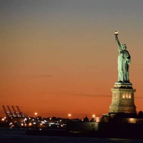 Freiheitsstatue in New York nach Sonnenuntergang