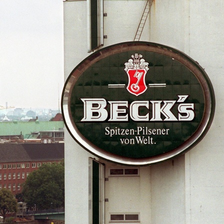 Das Firmenschild an der Bremer Brauerei Beck & Co, aufgenommen am 8.8.2001. Im Hintergrund ist der Dom zu sehen.