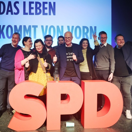 Peter Tschentscher, Erster Bürgermeister von Hamburg, steht mit SPD-Anhängern bei der SPD-Wahlparty nach der Wahl zur Bürgerschaft auf der Bühne.