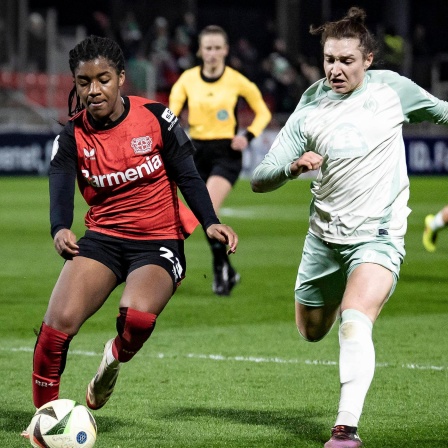 Bremens Sophie Weidauer und Leverkusens Delice Boboy kämpfen um den Ball