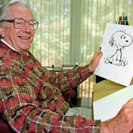  Charles M. Schulz im Jahre 2000 mit einer Zeichnung von "Snoopy"