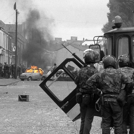 Ein brennendes Auto in Belfast im Mai 1981, im Vordergrund britische Truppen.