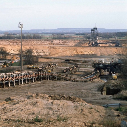Blick auf ein Förderband auf dem Braunkohle-Tagebau-Gelände bei Hambach, 1990
