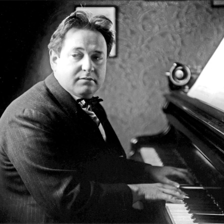 Erich Wolfgang Korngold am Klavier sitzend (Foto 1927)