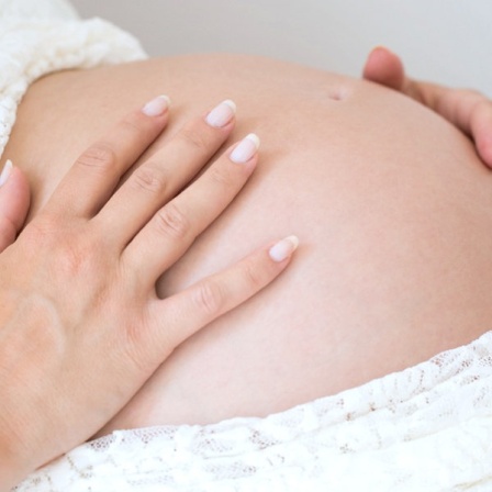 Bauch einer schwangeren Frau. 