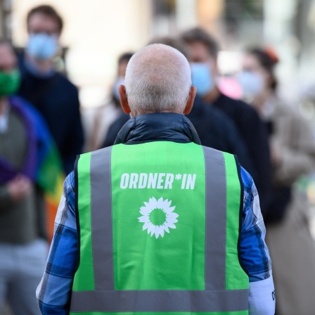 Ein Helfer der Wahlkampfveranstaltung von Bündnis 90/Die Grünen auf dem Oberkirchplatz trägt während der Veranstaltung am 1.9.2021 eine grüne Warnweste mit gendergerechter Aufschrift &#034;Ordner*in&#034;