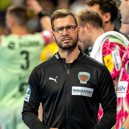 Jaron Siewert, Trainer der Füchse Berlin, an der Seitenlinie