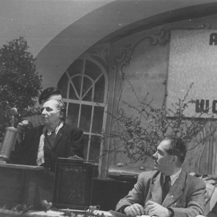 Marie Juchacz (AWO-Gründerin) am Rednerpult, Franz Neumann und Ida Wolff.