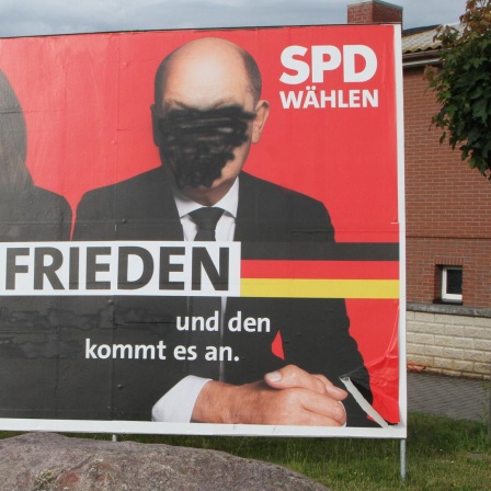 Ein beschädigtes Wahlplakat der SPD In Mecklenburg Vorpommern bei den Europawahlen im Jahr 2024.