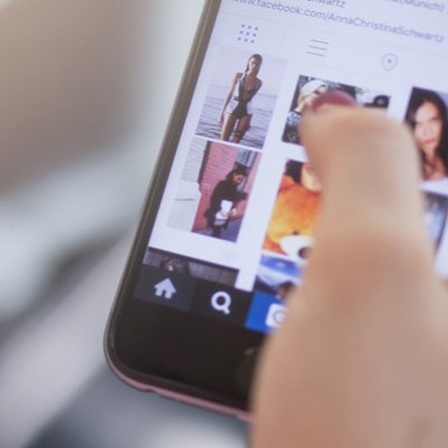 Smartphone mit Instagram