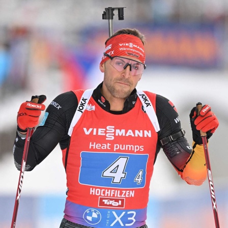 Biathlet Philipp Nawrath kommt enttäuscht ins Ziel gelaufen