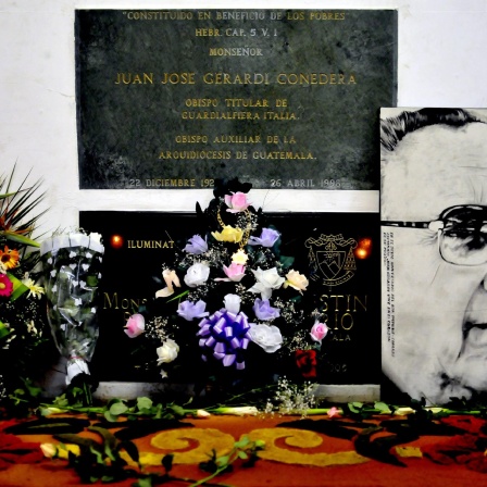 Porträt des 1998 ermordeten Bischofs Juan Gerardi an seiner Krypta in der Metropolitan-Kathedrale in Guatemala-Stadt. Hier bei einer Trauerfeier im Jahr 2010