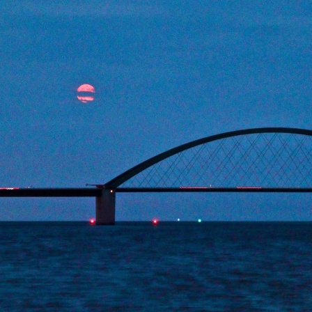 Der Supervollmond über der Fehmarnsundbrücke. 