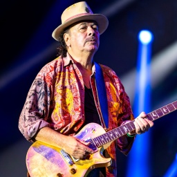 Carlos Santana steht 2023 bei einem Auftritt in Highland Park, USA auf der Bühne