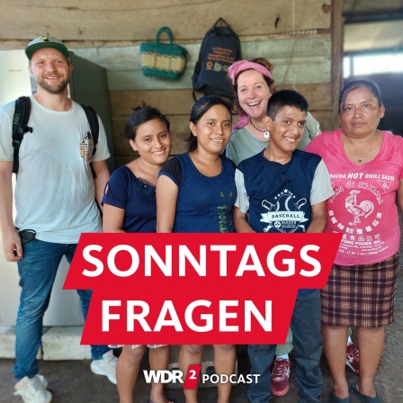 Steffi Neu (4.v.l.) und Nick Przewoski (l) bei Jury Beatriz Gonzalez Alonzo (r) und ihrer Familie