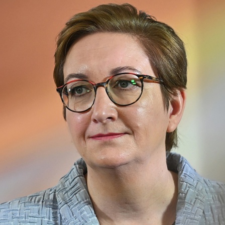 Klara Geywitz (SPD), Bundesbauministerin, äußert sich auf einer Pressekonferenz.