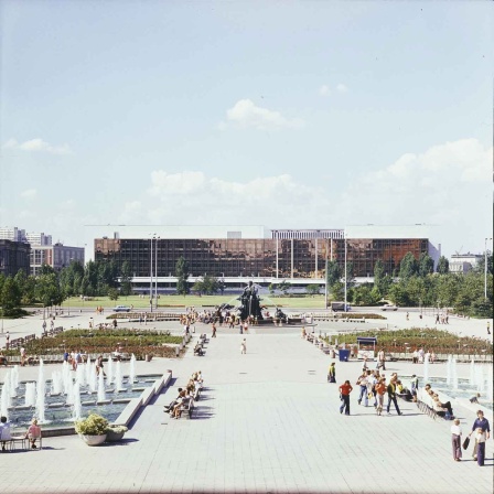 Blick über das Marx-Engels-Forum auf den Palast der Republik (Bild: Harry Hirschfeld, Deutsches Historisches Museums, digitale Reproduktion: Stiftung Humboldt Forum im Berliner Schloss) 