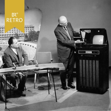 Professor Dr. Fritz Schröter erklärt am 22.3.1960 während der Jubiläumssendung zum 25-jährigen Bestehen des Fernsehens in einem Studio des SFB in Berlin einen Telefunkenempfänger FE 6 aus dem Jahre 1938.