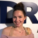 Gina Rühl vor der WDR 4-Logo-Wand