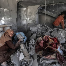 Palästinenser in einem zerstörten Haus in Rafah nach einem israelischen Luftangriff