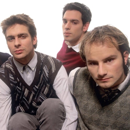 Die 4-köpfige Band Liquido vor weißem Hintergrund, ihr Song "Narcotic"