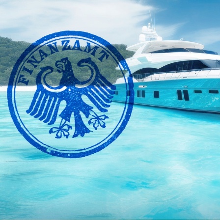 Eine Luxusyacht liegt vor der Küste einer Insel, daneben der Stempel des Bundesfinanzamts