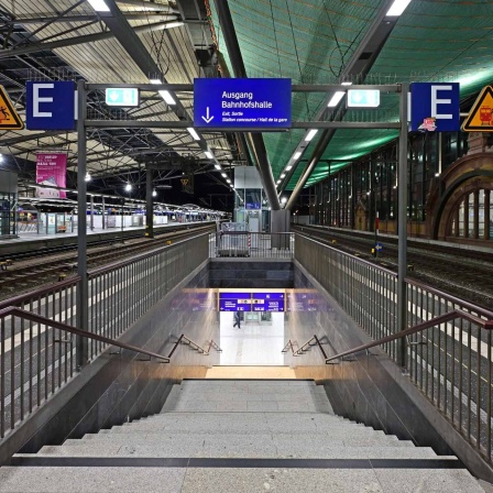 Leere Bahnsteige im Erfurter Hauptbahnhof während des bundesweiten Warnstreiks bei der Deutschen Bahn (Bild: dpa/ Martin Schutt)