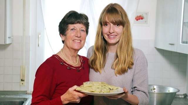 Oma Lisbeth Stotz und Enkelin Nicole Stotz in der Küche