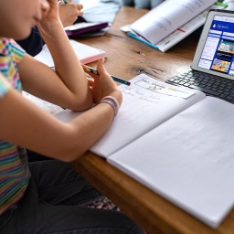 Eine Schülerin sitzt vor einem iPad