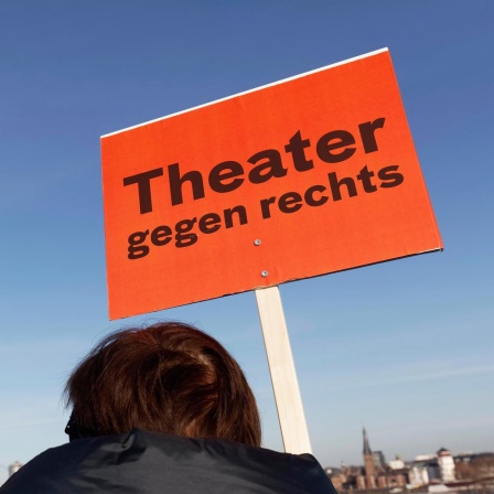 Demonstranten mit Transparent "Theater gegen rechts", bei einer Großdemo gegen Rechtsextremismus am 27.1.2024 in Düsseldorf.